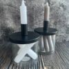 Glazenpot met kaarsen en een kandelaar op de deksel