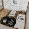 Vaderdag brievenbus cadeau - 2 Koffie, 2 onderzetters, chocoladereep & spel