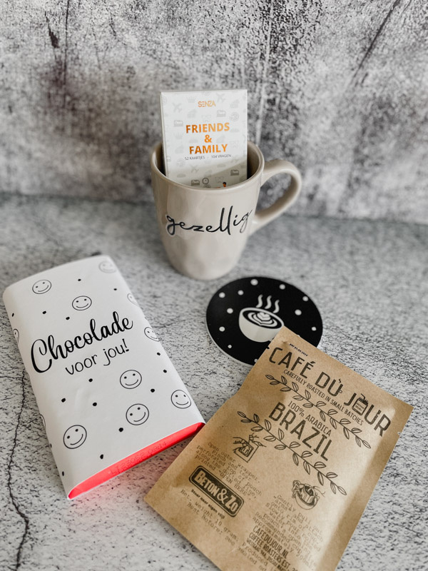 Gezellig cadeaupakket - Koffie, mok, onderzetter, chocoladereep & kaartenspel