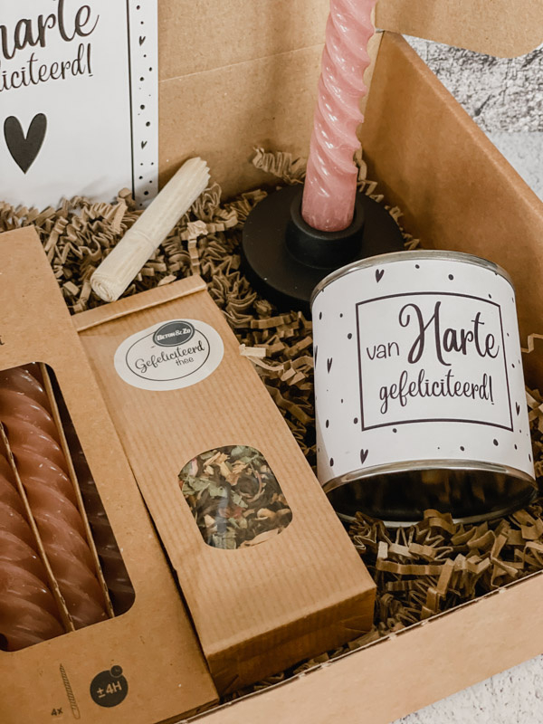 Verjaardagscadeau pakket - Blik met snoepjes, thee, set kaarsen & kandelaar