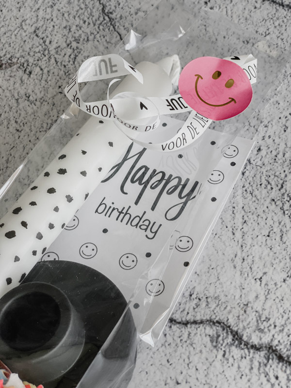 Happy Birthday - Cadeautje met een kandelaar en speciale kaars