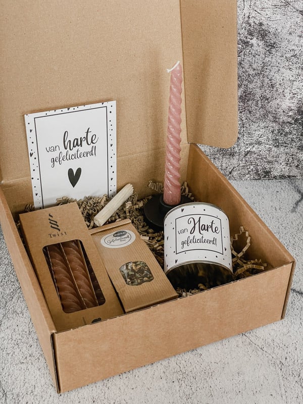 Verjaardagscadeau pakket - Blik met snoepjes, thee, set kaarsen & kandelaar