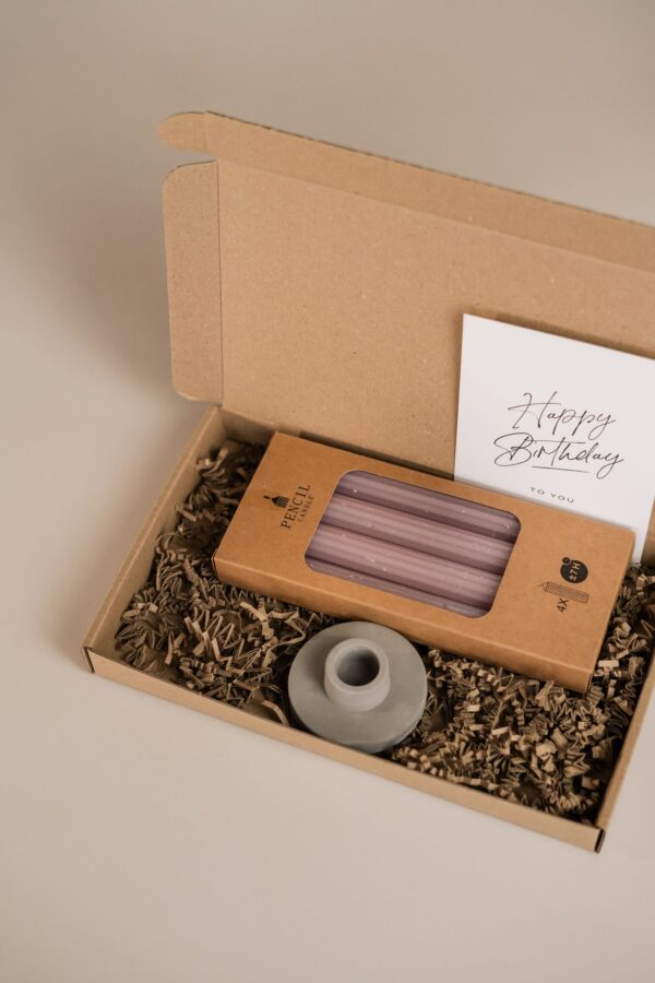 Brievenbus cadeau - Happy Birthday - Set potlood kaarsen en kandelaar