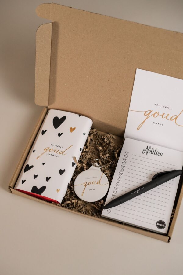 Jij bent goud waard brievenbus cadeau - Notitieblok, pen, sleutelhanger & chocoladereep
