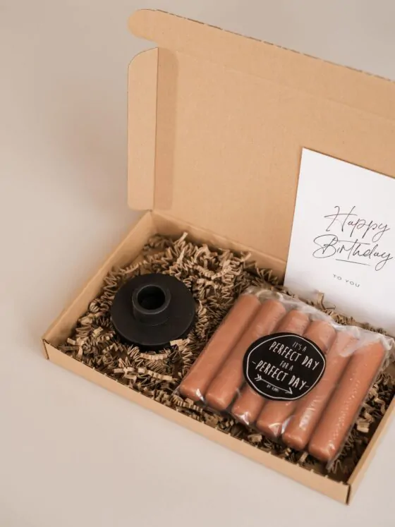 Happy Birthday - brievenbus cadeau - kaarsen en een kandelaar
