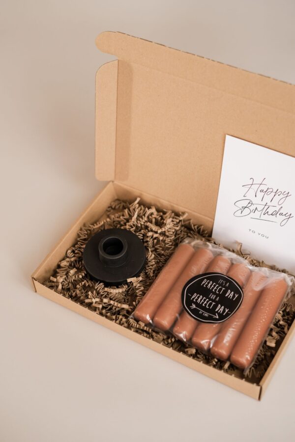 Happy Birthday - brievenbus cadeau - kaarsen en een kandelaar