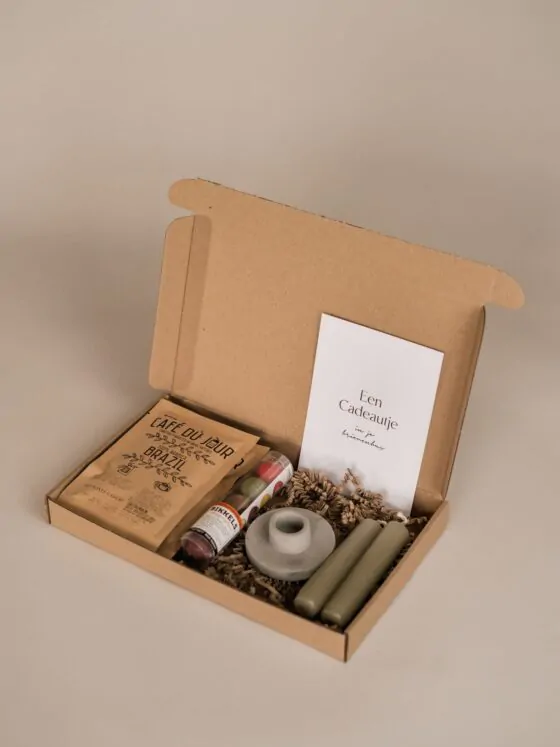 brievenbus cadeau - Koffie, 2 kaarsen, kandelaar & chocolade