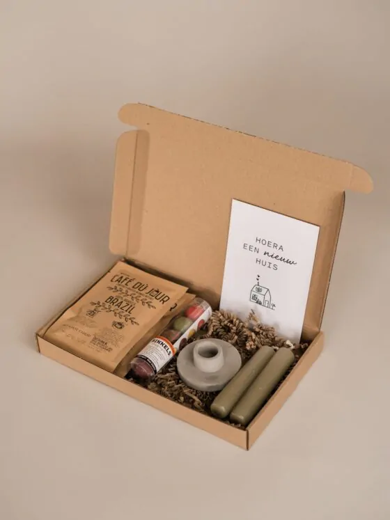 Hoera een nieuw huis brievenbus cadeau - Koffie, 2 kaarsen, kandelaar & chocolade
