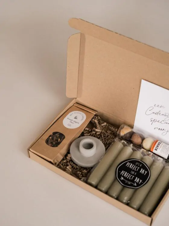 Een cadeautje speciaal voor jou brievenbus cadeau - thee, kandelaar, set kaarsen en chocolade bikkels