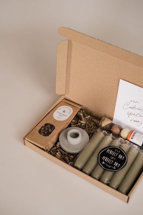 Een cadeautje speciaal voor jou brievenbus cadeau - thee, kandelaar, set kaarsen en chocolade bikkels