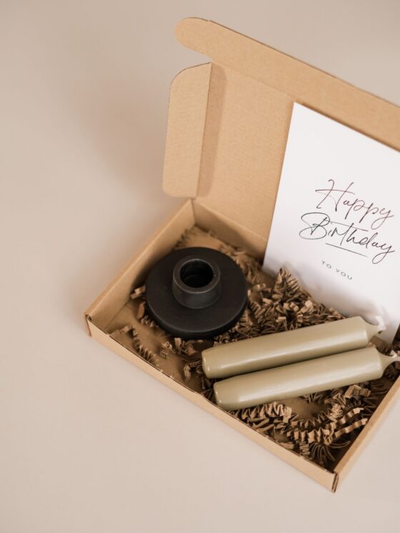 happy birthday brievenbuscadeau - Kandelaar, 2 kaarsen & een ansichtkaart