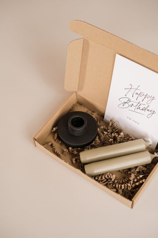 happy birthday brievenbuscadeau - Kandelaar, 2 kaarsen & een ansichtkaart