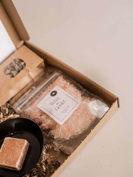 Brievenbus cadeau - badzout en schaaltje en geurblokje, rasp, chocolade en thee