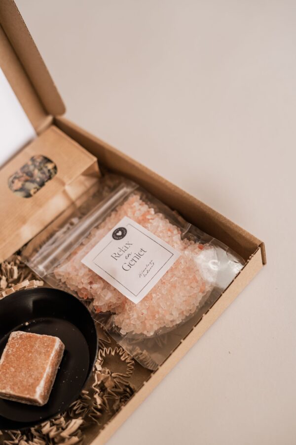 Brievenbus cadeau - badzout en schaaltje en geurblokje, rasp, chocolade en thee