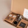 Brievenbus cadeau - Snoepjes, thee, maatschepje, filtermannetje, betonnen waxinelichthouder & lichtjes