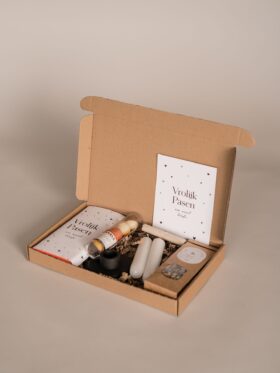 Vrolijk Pasen brievenbus cadeau – Thee, chocolade reep en Bikkels, kandelaar & 2 kaarsen