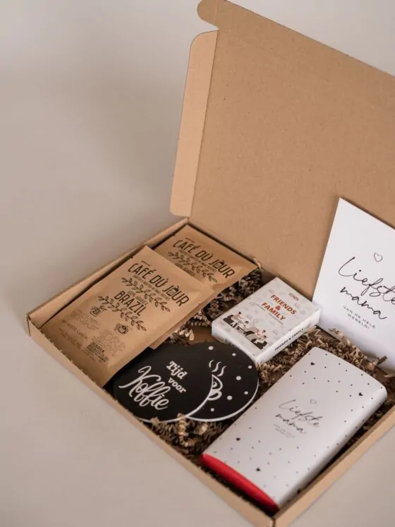 liefste mama brievenbus cadeau - 2 Koffie, 2 onderzetters, chocoladereep & spel