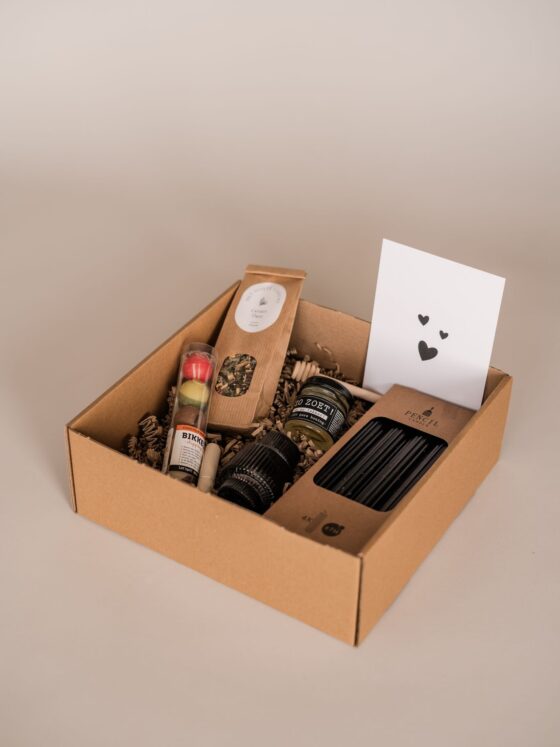 cadeau pakket - Bikkels, thee, honing, kaarsen & kandelaar