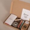 Kraamcadeau hoera een kleintje opkomst brievenbus cadeau - Thee, chocoladereep, kandelaar & kaarsen