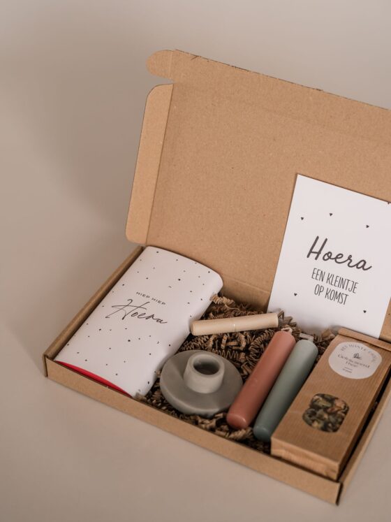 Kraamcadeau hoera een kleintje opkomst brievenbus cadeau - Thee, chocoladereep, kandelaar & kaarsen