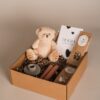 Kraamcadeau meisje - Knuffelbeer, kandelaar, kaarsen, thee & snoepjes