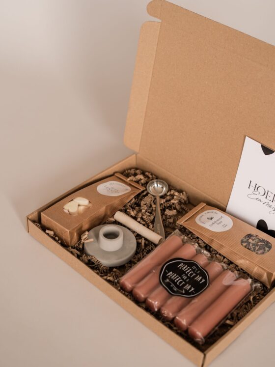 brievenbus kraamcadeau meisje - thee, maatlepel, snoep, kandelaar en kaarsen