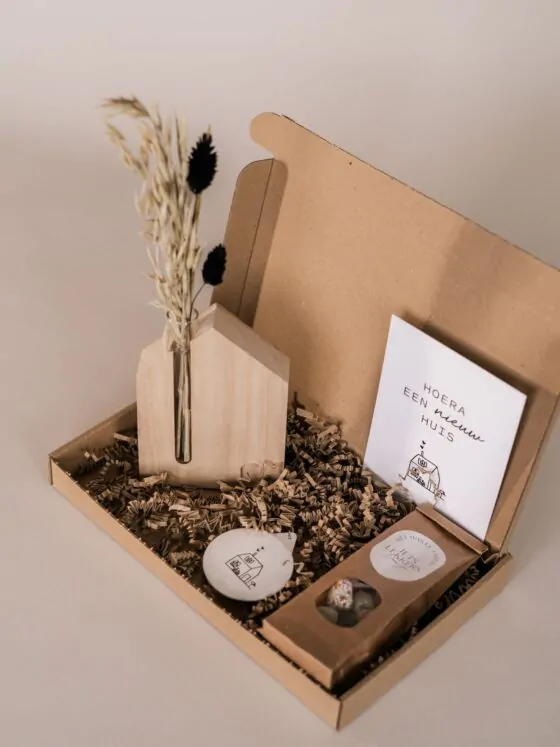Hoera nieuwe woning - brievenbus cadeau - Huisje met droogbloemen, sleutelhanger & snoepjes