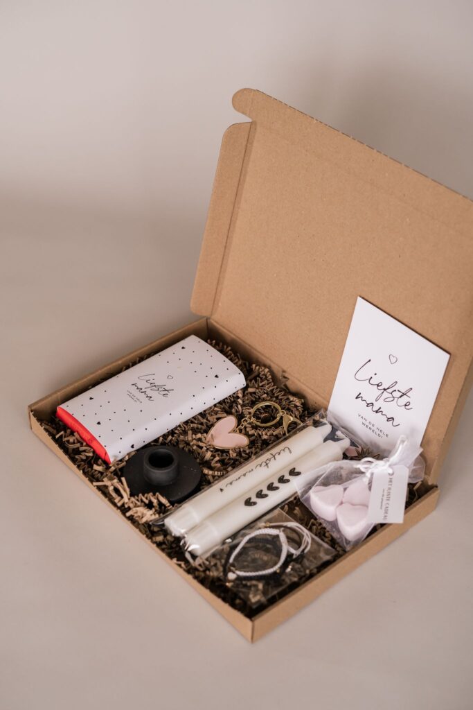 moederdag brievenbus cadeau - chocolade, kandelaar, kaarsen, badzout, sleutelhanger, armbandjes