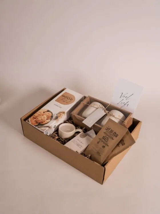 Cadeaupakket Veel Liefs - Mokken, koffie, koekjes, kaars & food kaartspel