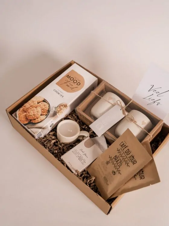 Cadeaupakket Veel Liefs - Mokken, koffie, koekjes, kaars & food kaartspel