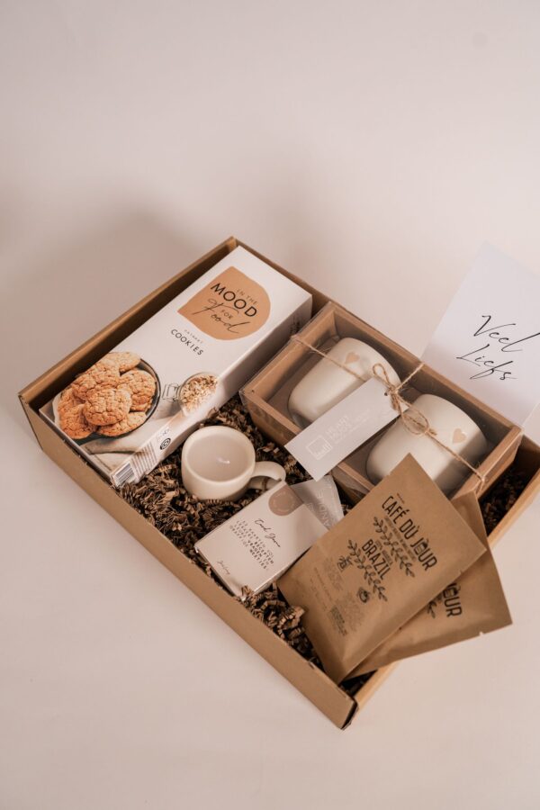 Cadeaupakket Veel Liefs - Mokken, koffie, koekjes, kaars & food kaartspel