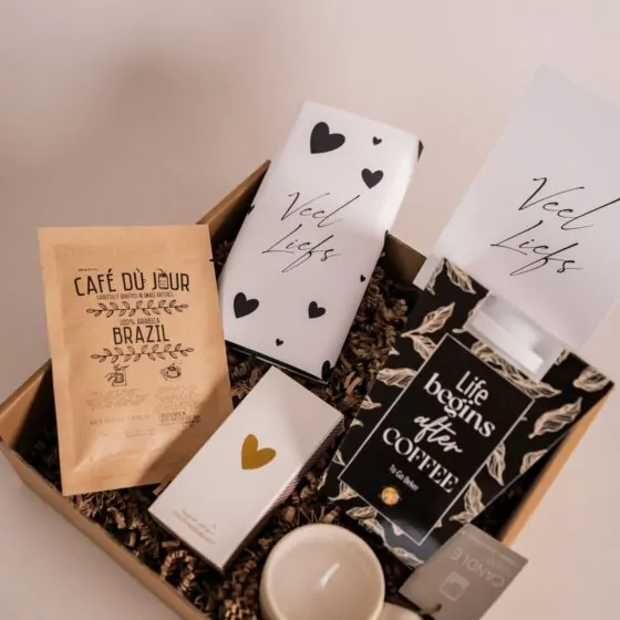 Cadeaupakket Veel Liefs – To Go beker, koffie, chocoladereep, kaars & lucifers