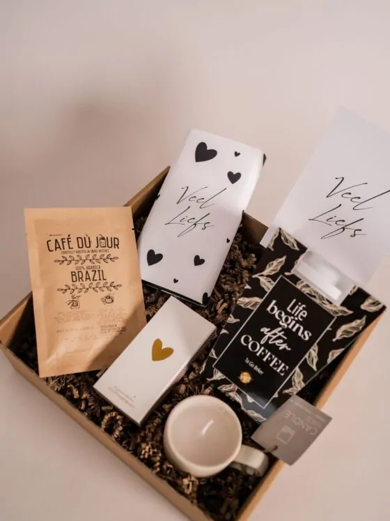 Cadeaupakket Veel Liefs – To Go beker, koffie, chocoladereep, kaars & lucifers