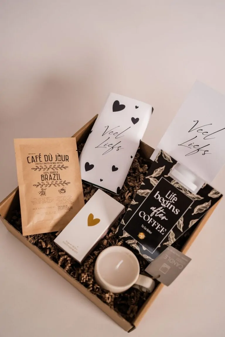 Cadeaupakket Veel Liefs – To Go beker, koffie, chocoladereep, kaars & lucifers