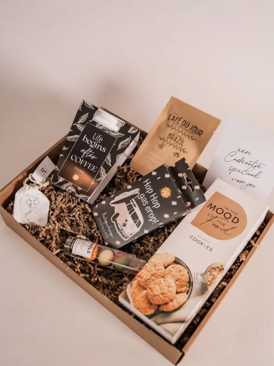 Cadeaupakket Speciaal Voor Jou – To Go beker, koffie, chocolade, koekjes & geurhanger