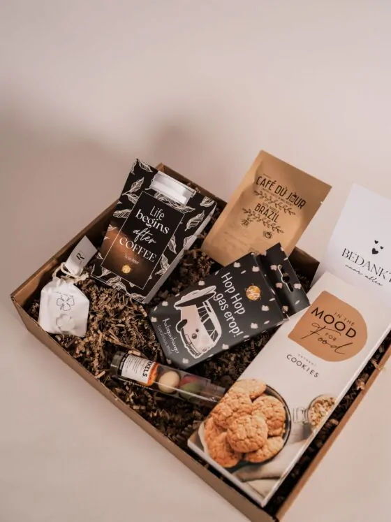 Cadeaupakket Bedankt – To go beker, koffie, chocolade, koekjes, klavertje4 & geurhanger