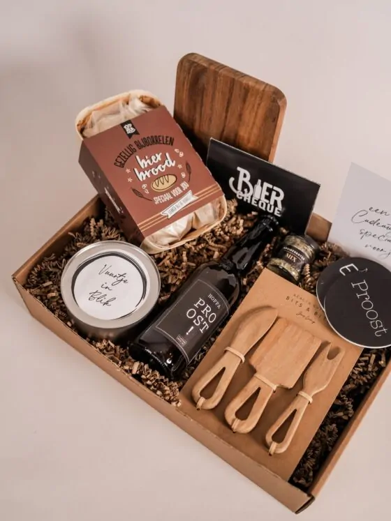 Speciaal voor jou geschenk - Snijplank, bestek,bierbrood, kruiden mix, bier, onderzetters, buitenkaars & cadeaubon