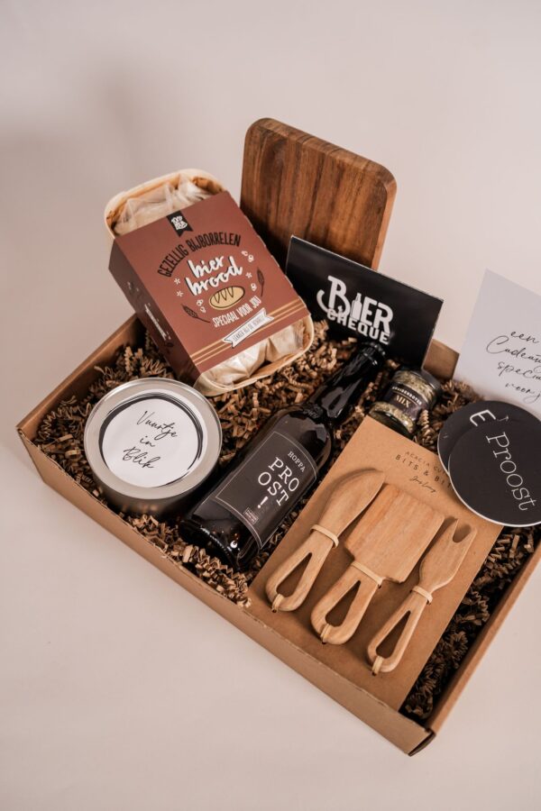 Speciaal voor jou geschenk - Snijplank, bestek,bierbrood, kruiden mix, bier, onderzetters, buitenkaars & cadeaubon