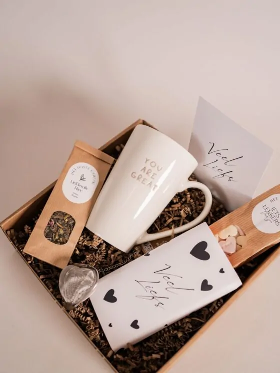 Cadeaupakket Veel Liefs: Mok, thee, hartvormig theefilter, snoepjes en chocolade