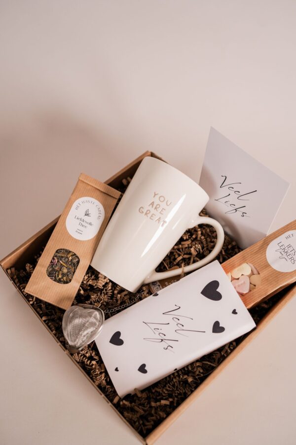 Cadeaupakket Veel Liefs: Mok, thee, hartvormig theefilter, snoepjes en chocolade