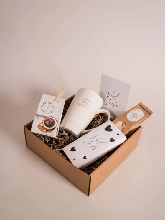 Cadeaupakket Veel Liefs - Mok, chocolademelk, snoepjes en chocoladereep