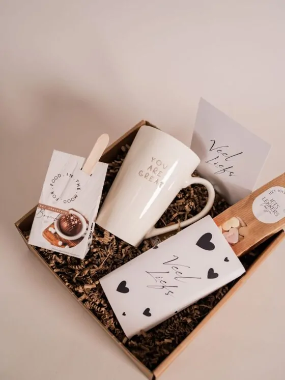 Cadeaupakket Veel Liefs - Mok, chocolademelk, snoepjes en chocoladereep