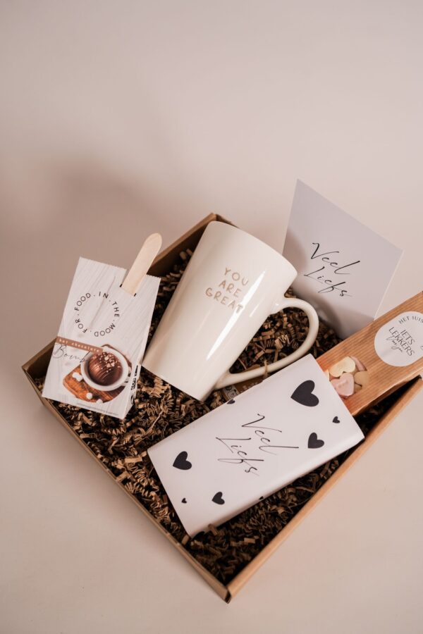 Cadeaupakket Veel Liefs - Mok, chocolademelk, snoepjes en chocoladereep