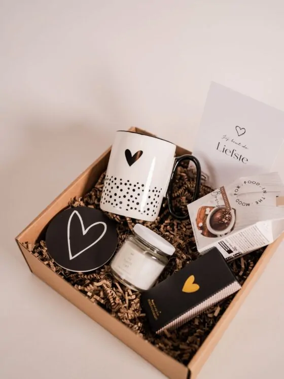 Cadeaupakket liefste - Mok, chocolademelk, onderzetter, lucifers & jij bent lief kaarsje