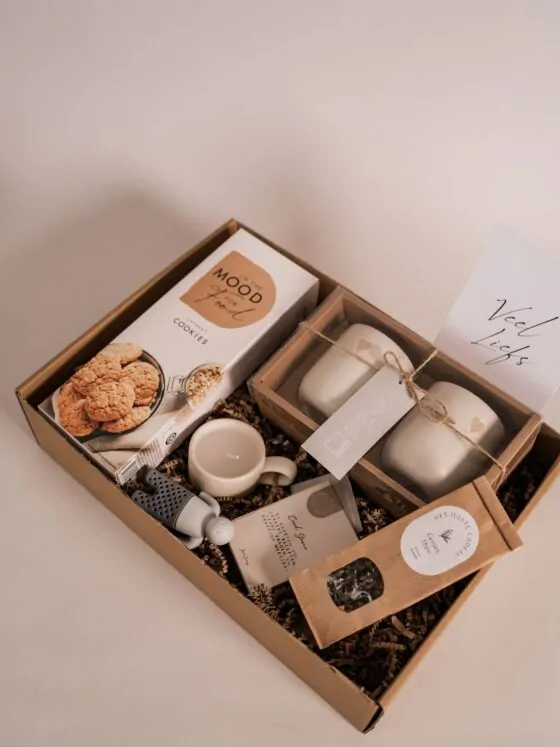 Cadeaupakket Veel Liefs - Mokken, thee, theefilter, koekjes, kaars & food kaartspel