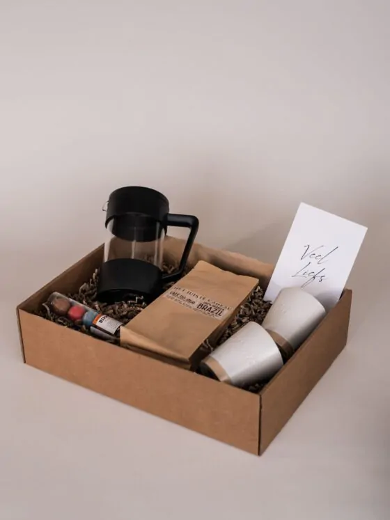 Veel liefs cadeaupakket - Koffie, cafetière, chocolade & twee koffiekopjes