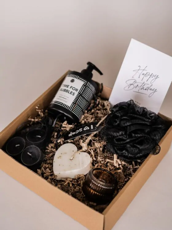 Van harte gefeliciteerd cadeaupakket voor haar - Bodywash, spons, lichtjes, kandelaar & zeephart