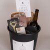 Kerst cadeau emmer - Bierbrood, serveerplank, bier, opener, onderzetter & kaartspel