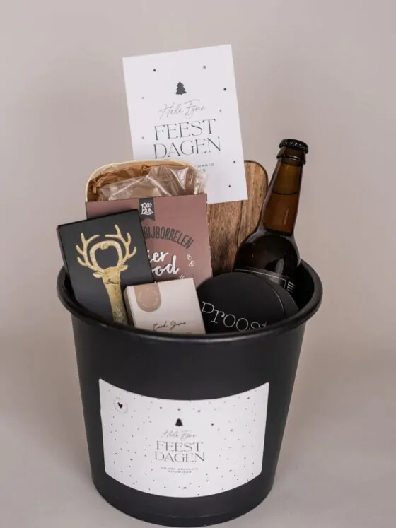 Kerst cadeau emmer - Bierbrood, serveerplank, bier, opener, onderzetter & kaartspel