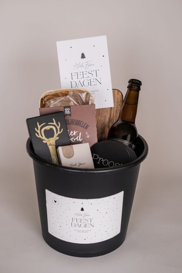 Kerst cadeau emmer - Bierbrood, serveerplank, bier, opener, onderzetter & kaartspel